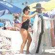 Fernanda Souza também foi 'às compras' na tarde de praia