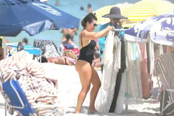 Fernanda Souza também foi 'às compras' na tarde de praia