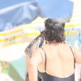 Fernanda Souza arruma maiô em dia de praia no Rio de Janeiro