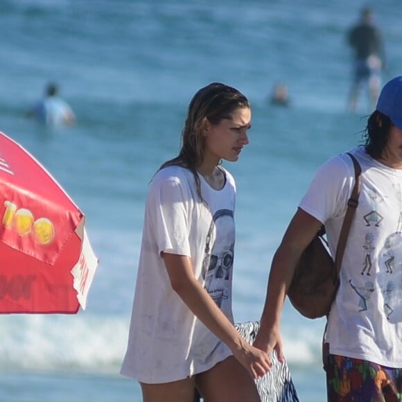 Sasha é despojada e dona de um estilo confortável até nos looks de praia