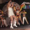 Juliana Silveira dança em show ao lado de Angélica