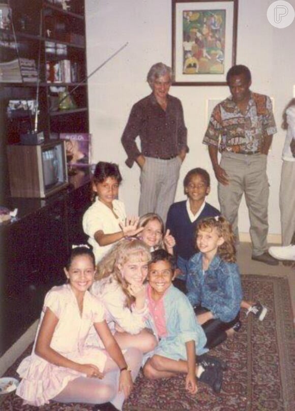 Camila Pitanga ao lado de Angélica e outras crianças