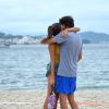 Alessandra Ambrosio abraça o namorado, Nicolo Oddi, em Florianópolis