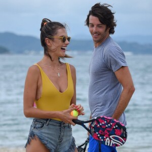 Alessandra Ambrosio se diverte com Nicolo Oddi em Florianópolis