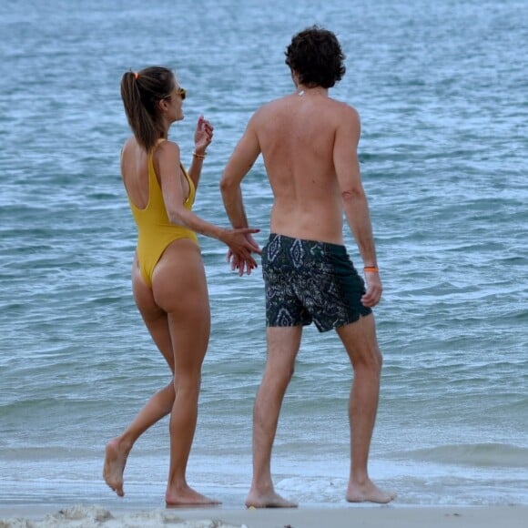 Alessandra Ambrosio usa maiô cavado em Florianópolis