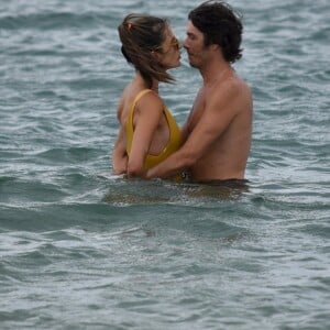 Alessandra Ambrosio e o namorado, Nicolo Oddi, entram no mar juntos