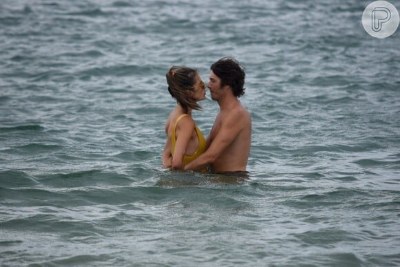 Alessandra Ambrosio e o namorado, Nicolo Oddi, entram no mar juntos