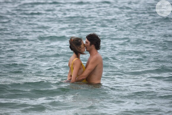Alessandra Ambrosio beija namorado em Florianópolis