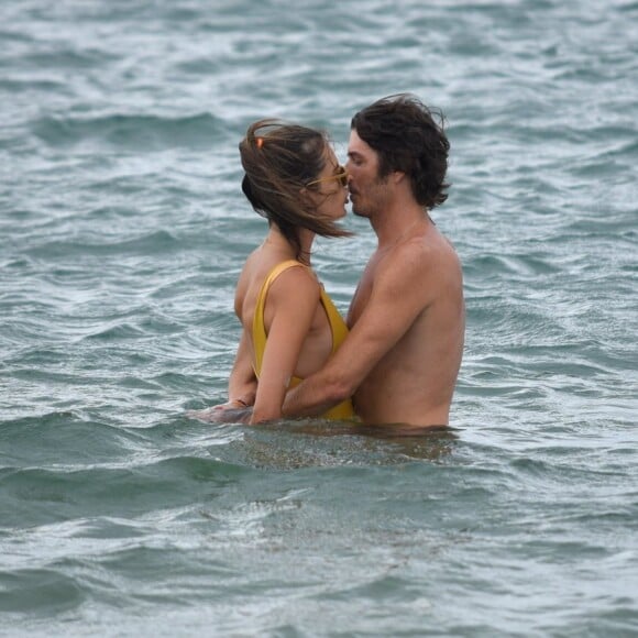 Alessandra Ambrosio beija namorado em Florianópolis