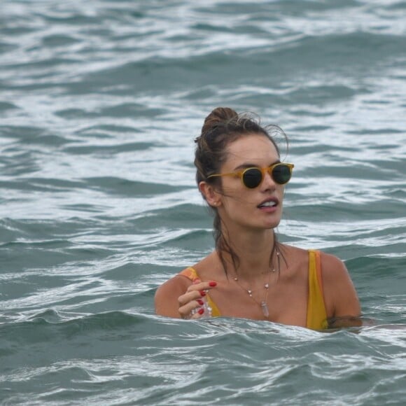 Alessandra Ambrosio é fotografada em Florianópolis