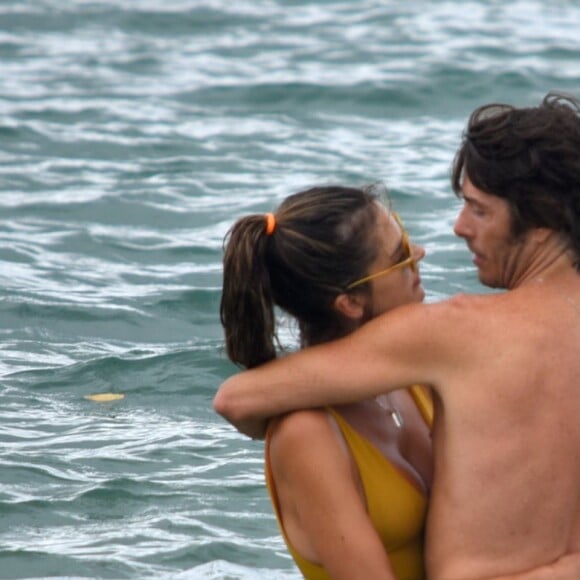 Alessandra Ambrosio namora em praia de Santa Catarina