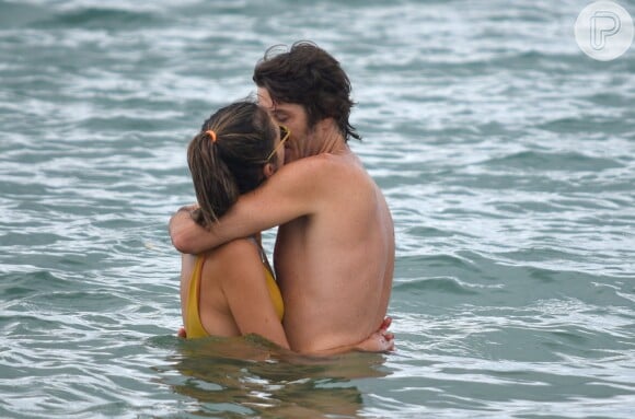 Alessandra Ambrosio beija muito em Florianópolis