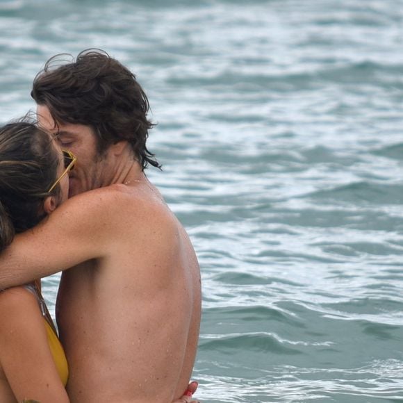 Alessandra Ambrosio beija muito em Florianópolis