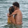 Alessandra Ambrosio beija o namorado, Nicolo Oddi, em praiia de Florianópolis