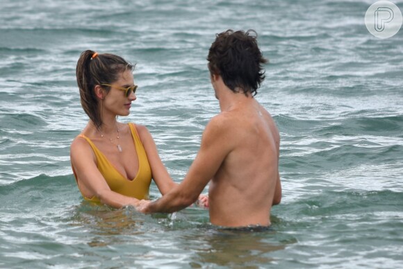 Alessandra Ambrosio curte momento romântico com o namorado, Nicolo Oddi, em Florianópolis