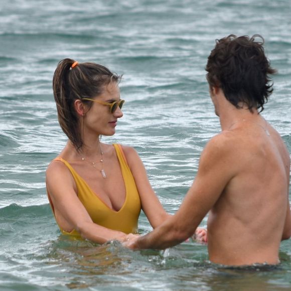 Alessandra Ambrosio curte momento romântico com o namorado, Nicolo Oddi, em Florianópolis
