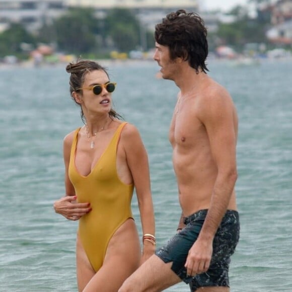 Alessandra Ambrosio curte momento de folga com o namorado, Nicolo Oddi, em Florianópolis