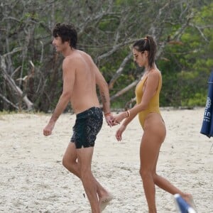 Alessandra Ambrosio curte momento romântico com o namorado, Nicolo Oddi