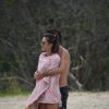 Alessandra Ambrosio ganha abraço do namorado, Nicolo Oddi, em Florianópolis