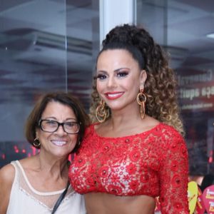 Viviane Araujo levou a mãe, dona Neuza, para o primeiro ensaio do ano do Salgueiro para o carnaval, neste sábado, 5 de janeiro de 2019