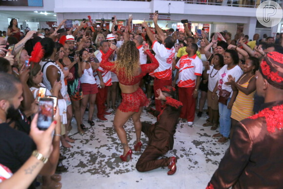 Viviane Araujo é a rainha de bateria do Salgueiro