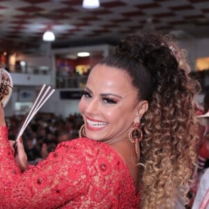 Viviane Araujo mostrou habilidade com o tamborim em ensaio do Salgueiro