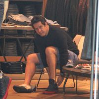 Murilo Benício, no ar na novela 'Geração Brasil', experimenta sapato em shopping