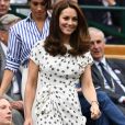 Kate Middleton usou  vestido midi de poá da designer de moda Jenny Packham 
