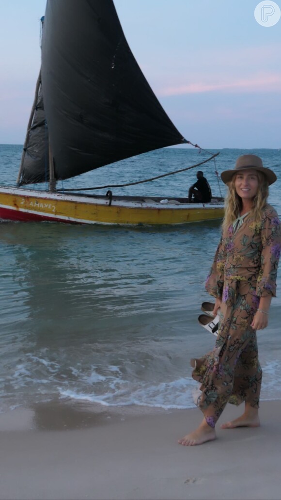 Angélica foi fofografada com look floral a beira-mar em Moçambique