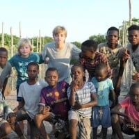 Luciano Huck mostra os filhos jogando futebol com crianças de Moçambique: 'Time'