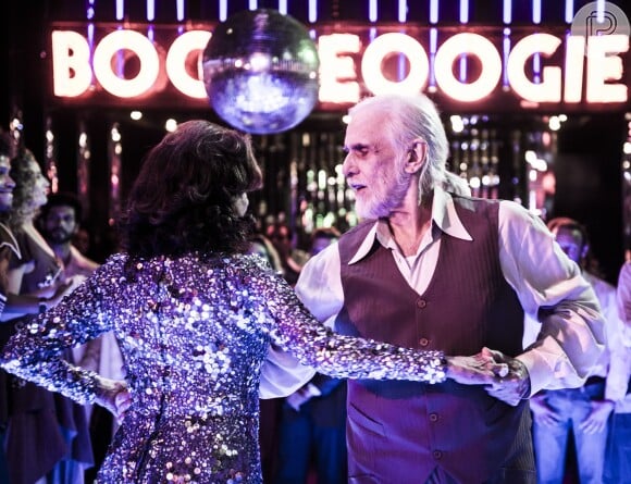 Vicente (Francisco Cuoco) e Madalena (Betty Faria) arrasam na pista de dança em 'Boogie Oogie' (18 de setembro de 2014)