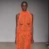 Vestido laranja combinando babados e transparência
