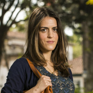 Lenita (Luciana Paes) descobre que a notícia sobre Cris (Vitória Strada) foi publicada por Isabel (Alline Moraes) e adverte a vilã nos próximos capítulos da novela 'Espelho da Vida': 'Fica esperta'