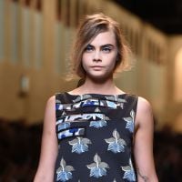 Cara Delevingne desfila pela Fendi na Semana de Moda de Milão