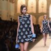 Cara Delevingne é destaque na passarela da Semana de Moda de Milão pela Fendi, em 18 de setembro de 2014