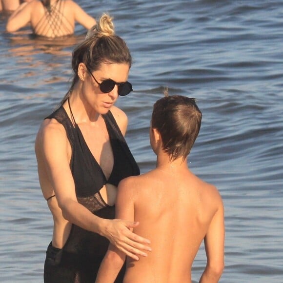 Fernanda Lima e Rodrigo Hilbert curtiram o sábado, 12 de janeiro de 2019, na praia com os filhos