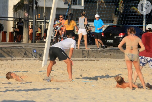Os gêmeos João e Francisco brincaram de se enterrar na areia enquanto Rodrigo Hilbert jogava
