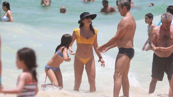Verão em família! Flávia Alessandra e Otaviano Costa vão à praia com a filha