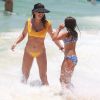 Flávia Alessandra se divertiu com a filha Olívia neste domingo (13) na praia 
