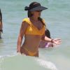 Flávia Alessandra escolheu um biquíni amarelo e cheio de estilo para curtir a praia em família