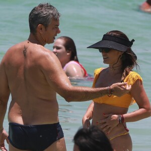 Flávia Alessandra e Otaviano Costa conversam dentro do mar da Barra da Tijuca