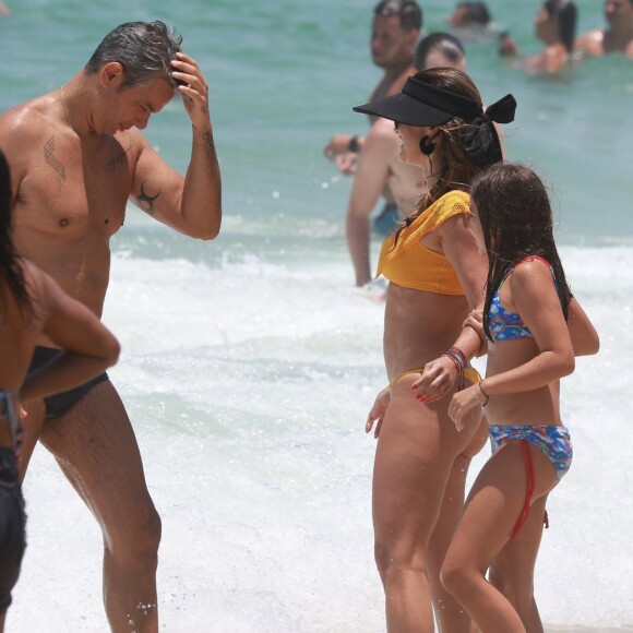 Flávia Alessandra, Otaviano Costa e a filha do casal, Olívia, se divertiram juntos