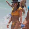 Flávia Alessandra exibiu o corpo sequinho em dia de praia no Rio de Janeiro