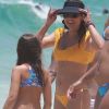 Flávia Alessandra conversa com a filha, Olívia, em dia de praia no Rio de Janeiro