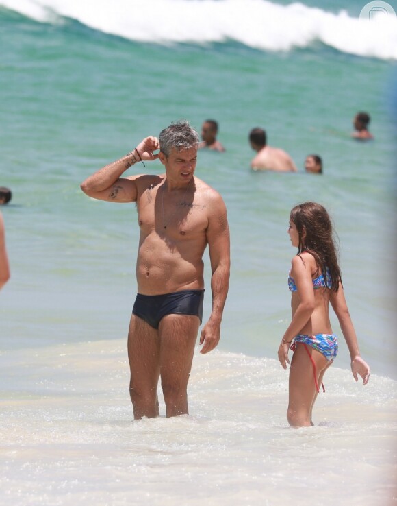 Otaviano Costa escolheu uma sunga preta para o dia de praia em família