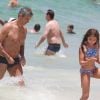 Otaviano Costa deixa o mar com a filha, Olívia