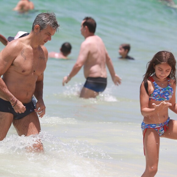 Otaviano Costa deixa o mar com a filha, Olívia