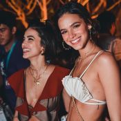 Bruna Marquezine come pizza e Manu Gavassi implica: 'Só posta comida!'