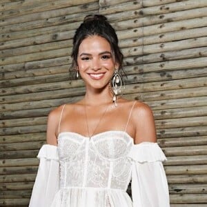 Bruna Marquezine está solteira, mas rumores dão conta que a atriz vive um affair com o irmão de Giovanna Ewbank