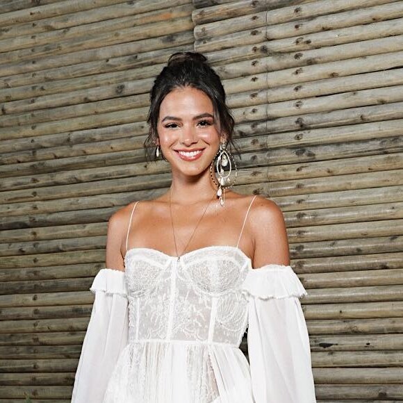 Bruna Marquezine está solteira, mas rumores dão conta que a atriz vive um affair com o irmão de Giovanna Ewbank